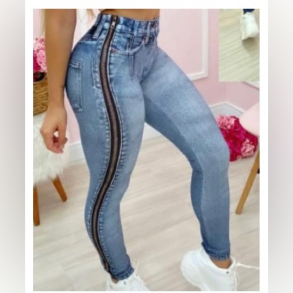 NWOT Chic Me jeans size small